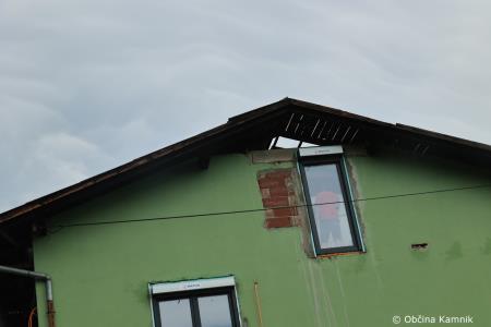 Neurje z vetrom podiralo drevesa in odkrivalo strehe (24)